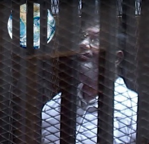 Morsi i buret i 'rets'-lokalet i Cairo
